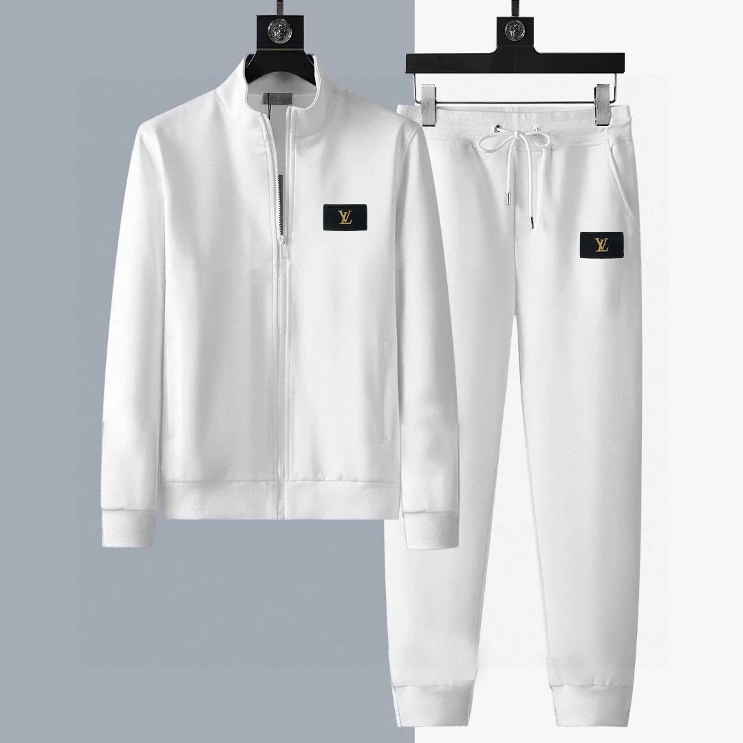 🅿️420 [Lv Louis Vuitton] (Fat Man Gospel) Hot-selling suit is coming. Focus on the original version of the official website. 2025 new hot-selling cardigan and sweatshirt suit. The original order is the best. 🇭🇰The meticulous work of top designers is dedicated to a fitting and perfect upper body effect. All-natural high-quality Roman cotton 100%, close-fitting comfort, noble and elegant! Original hardware embodies elegance and nobility! Counter size: M-5XL (maximum wear up to 220 pounds)
